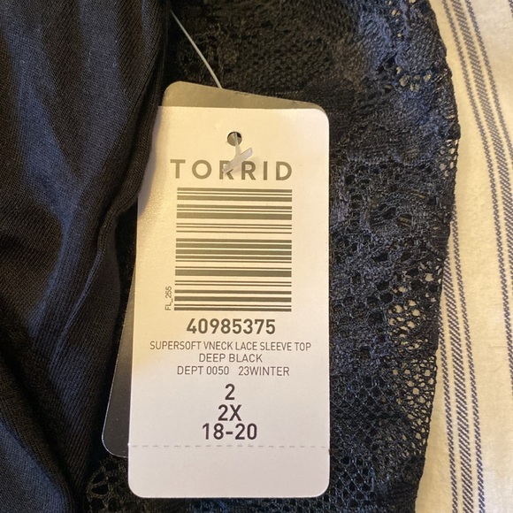 Super Soft V-Neck Lace Sleeve Top - Picture 6 of 6